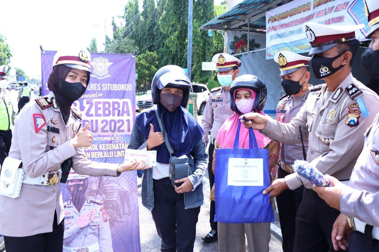 Satgas Operasi Zebra Polres Situbondo Beri Hadiah Pengendara Disiplin Prokes