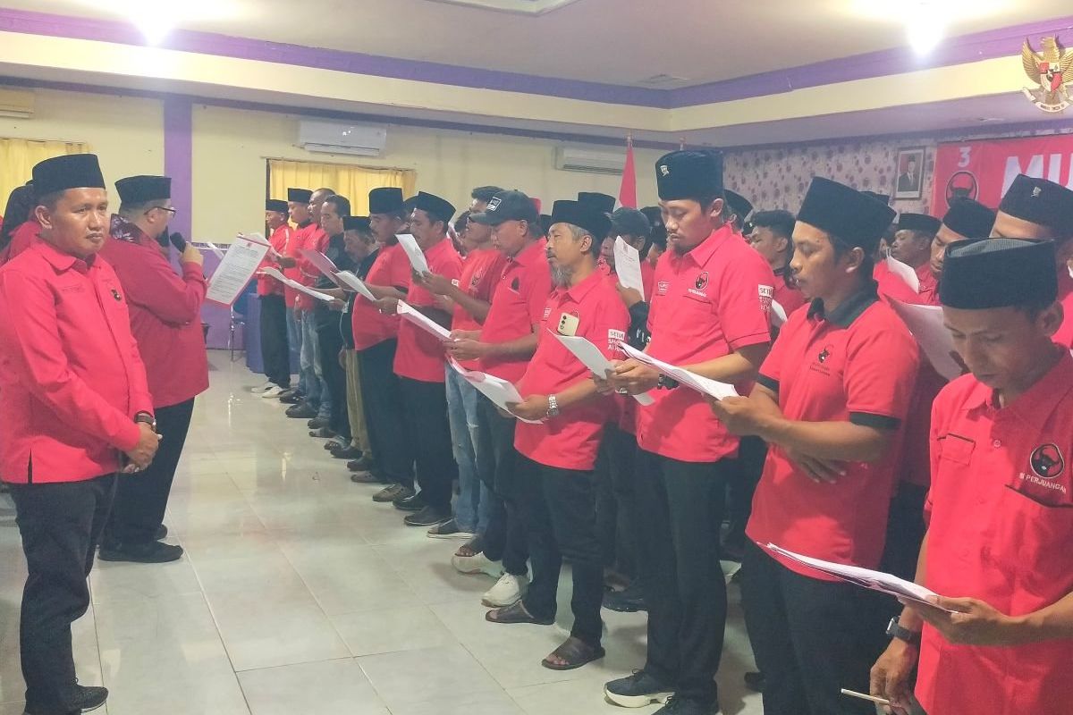 Lantik Pengurus PAC di 14 Kecamatan, PDI Perjuangan Sampang Bidik Kursi Kepala Daerah di Pemilu 2029