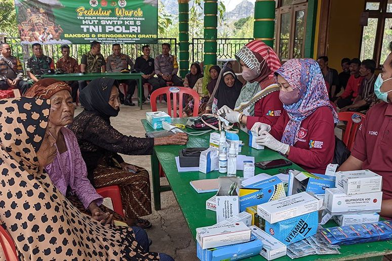 Peduli Kesehatan Masyarakat Terpencil di Ponorogo, TNI dan Polri Gelar Baksos dan Pengobatan Gratis
