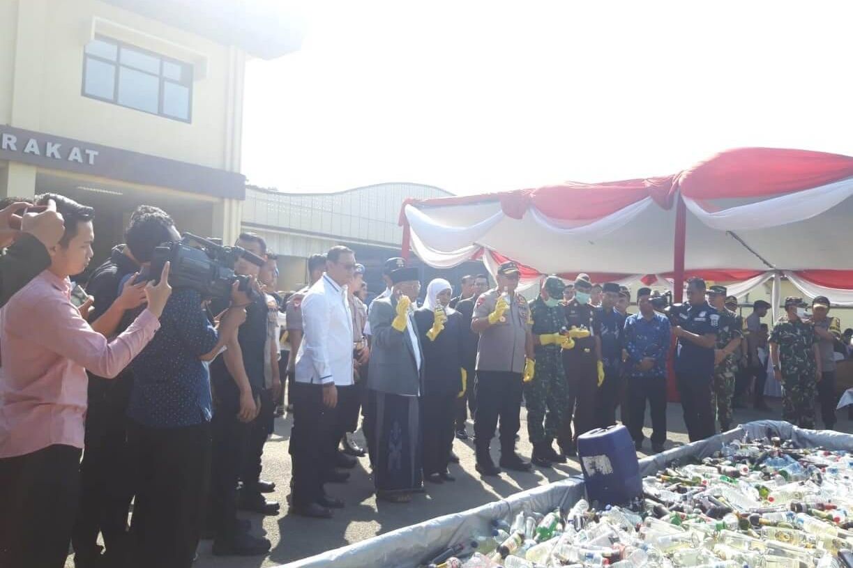 Puluhan Ribu Botol Miras dan 5,5 Kilogram Sabu-sabu Dimusnahkan