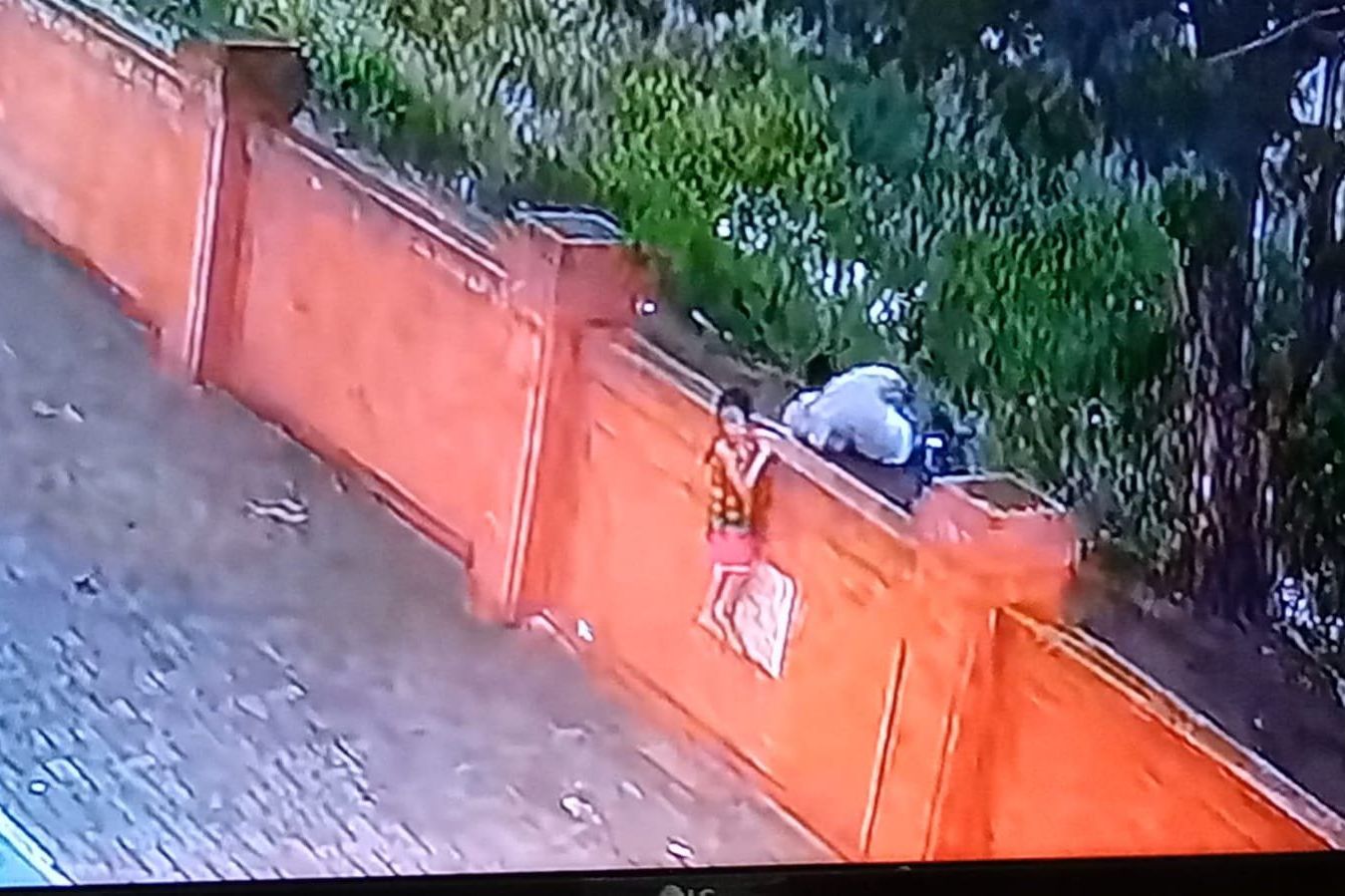 Terekam CCTV, Dua Pelajar Bermesraan di Belakang Rusunawa Cinde Kota Mojokerto