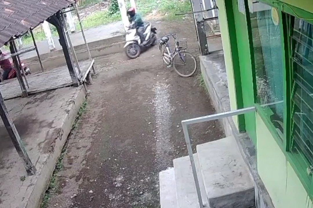 Curanmor di Pasar Sumberbulu Probolinggo Terekam CCTV, Pelaku Beraksi Tenang saat Sepi