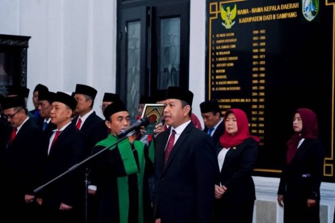 Dilantik Pukul 23:30 WIB, Faisol Ansori Resmi Pj Sekkab Sampang