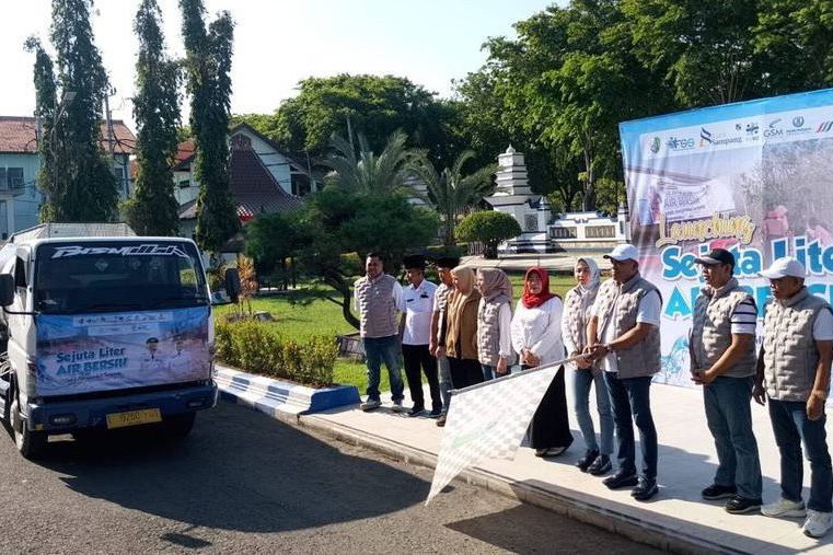 Bupati Sampang Salurkan 1 Juta Liter Air Bersih untuk Warga