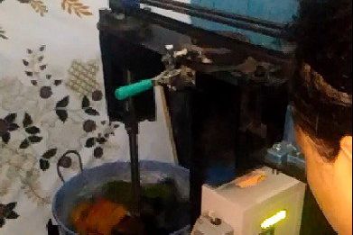 Mahasiswa ITS Ciptakan Mesin Pelorod Batik Semi Otomatis di Eks Lokalisasi Dolly
