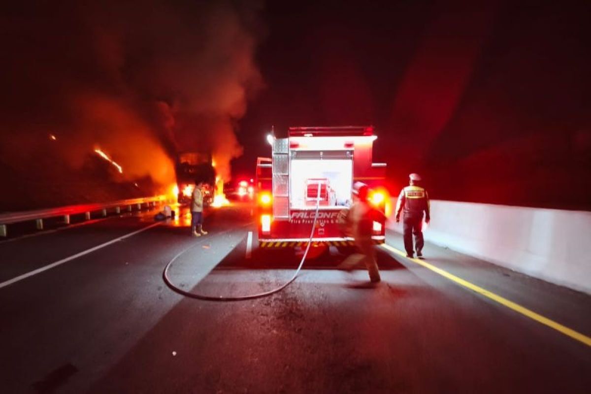 Bus Double Decker Gunung Harta Terbakar di Tol Madiun