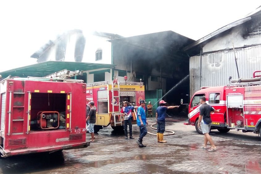 Api Tak Kunjung Padam, Gudang Pabrik Sepatu di Mojokerto Mulai Ambrol