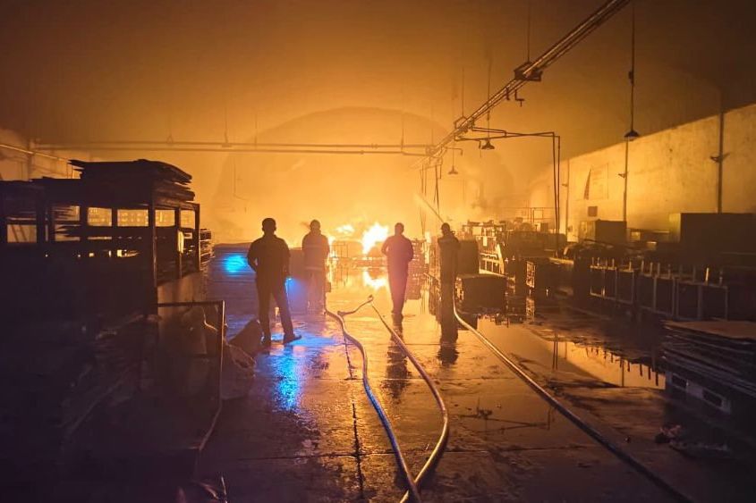 Pabrik PT Intidragon Suryatama Mojokerto Terbakar