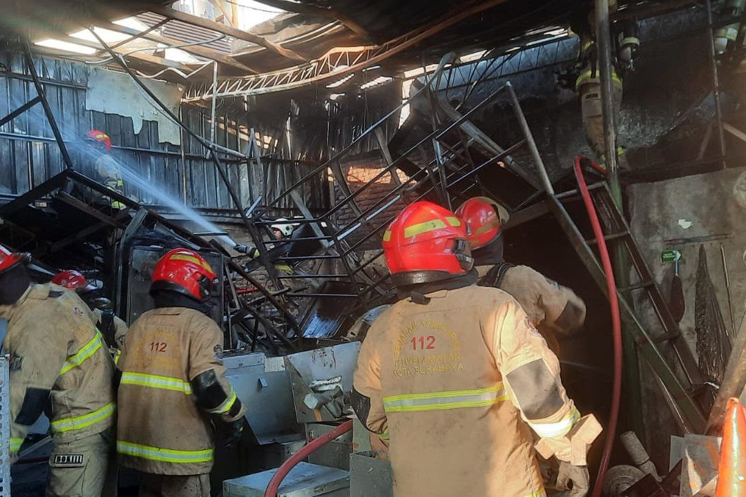 Diduga Korsleting Listrik, Gudang Laboratorium Surabaya Terbakar