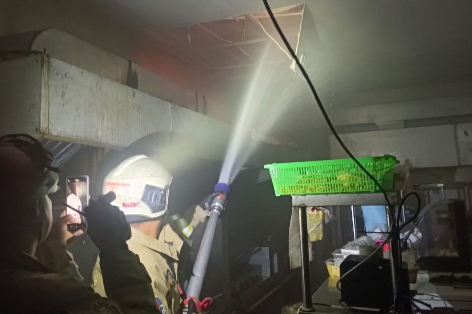 Atap Dapur Resto di Wiyung Surabaya Terbakar, Kerugian Puluhan Juta