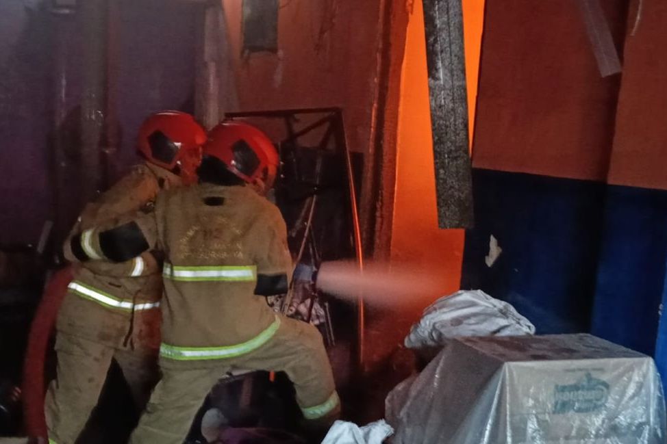 Toko Sembako di Putat Jaya Surabaya Ludes Terbakar, Satu Kios Lain Terdampak