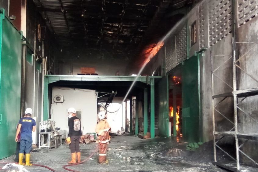 Gudang Pabrik Sepatu di Mojokerto Terbakar, 3 Bangunan Terdampak