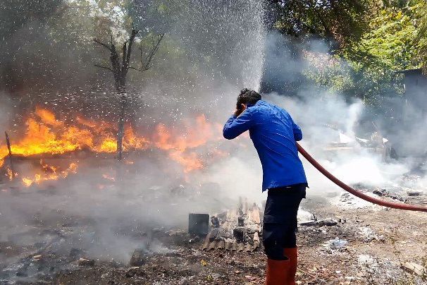 Ditinggal Setor Rongsokan, Rumah Warga Mojokerto Malah Terbakar