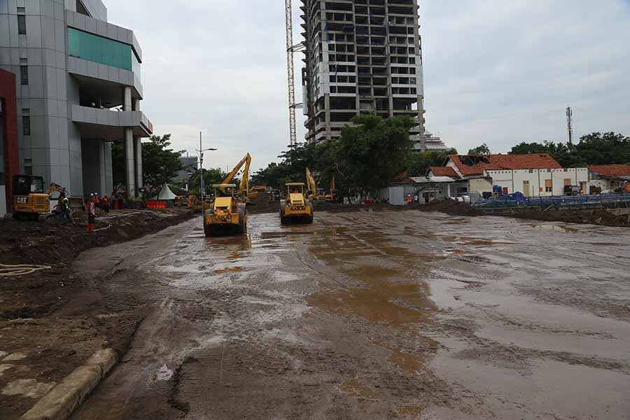 Jalan Gubeng Mulai Dipasang Besi Penguat