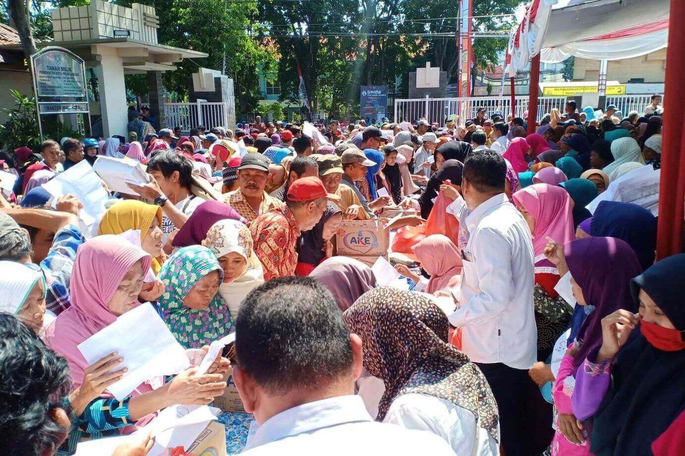 Dua Ribuan Warga Probolinggo Terima Paket Zakat