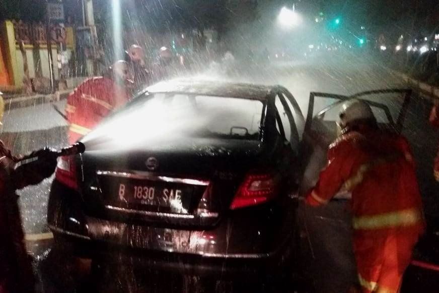 Arus Pendek Hanguskan Sedan di Jalan Raya Prapen