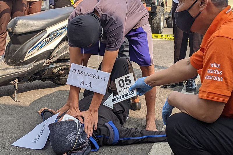 Gelar Rekontruksi Pembunuhan Pelajar SMP di Mojokerto, Korban Dicekik Dua Kali, Diinjak dan Diperkosa Tersangka