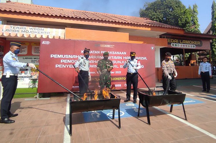 Lapas Mojokerto Musnahkan Ratusan Barang Sitaan, Hingga Gawai Selundupan Tak Bertuan