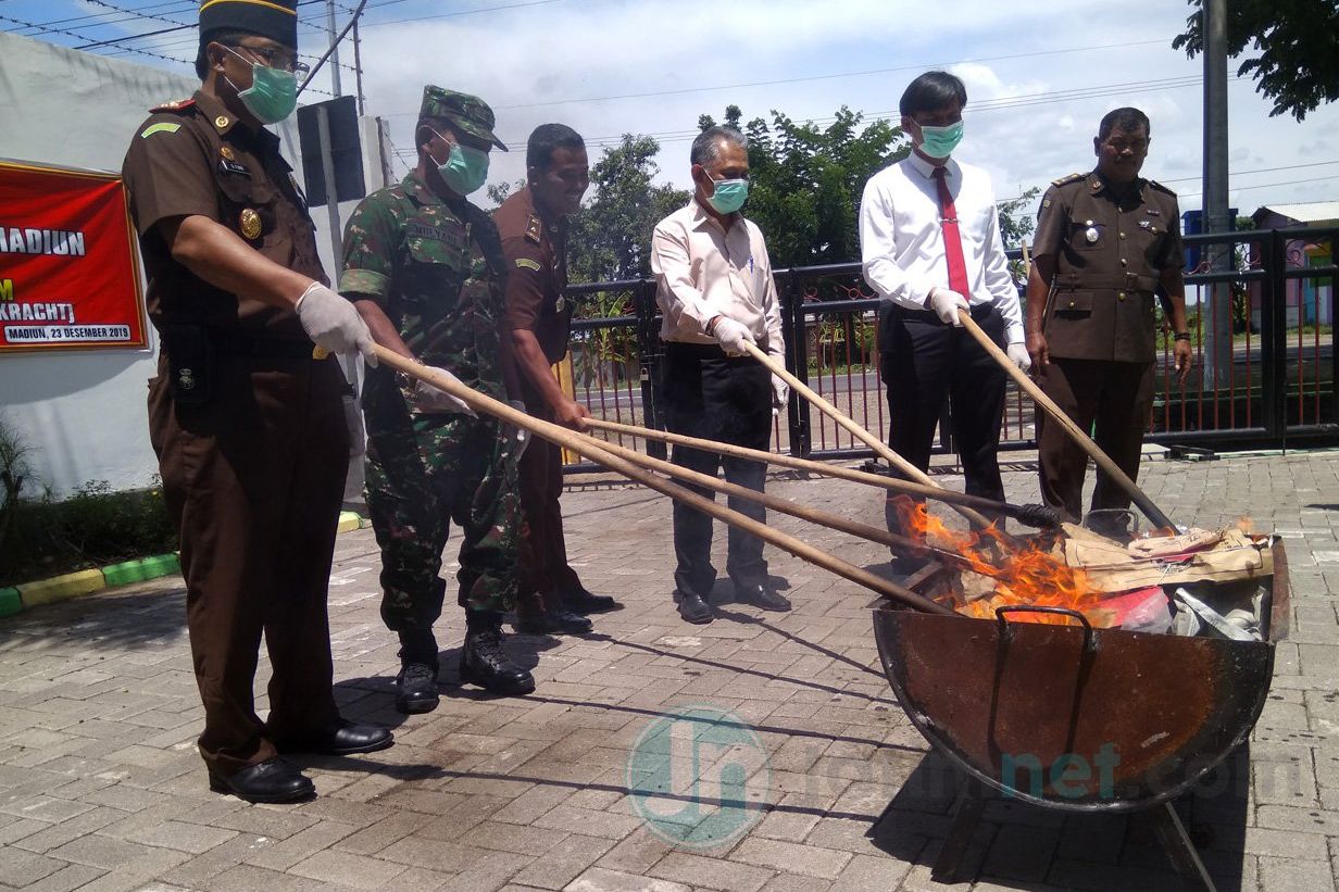 Kejari Kabupaten Madiun Musnahkan Barang Bukti yang Didominasi Kasus Narkotika