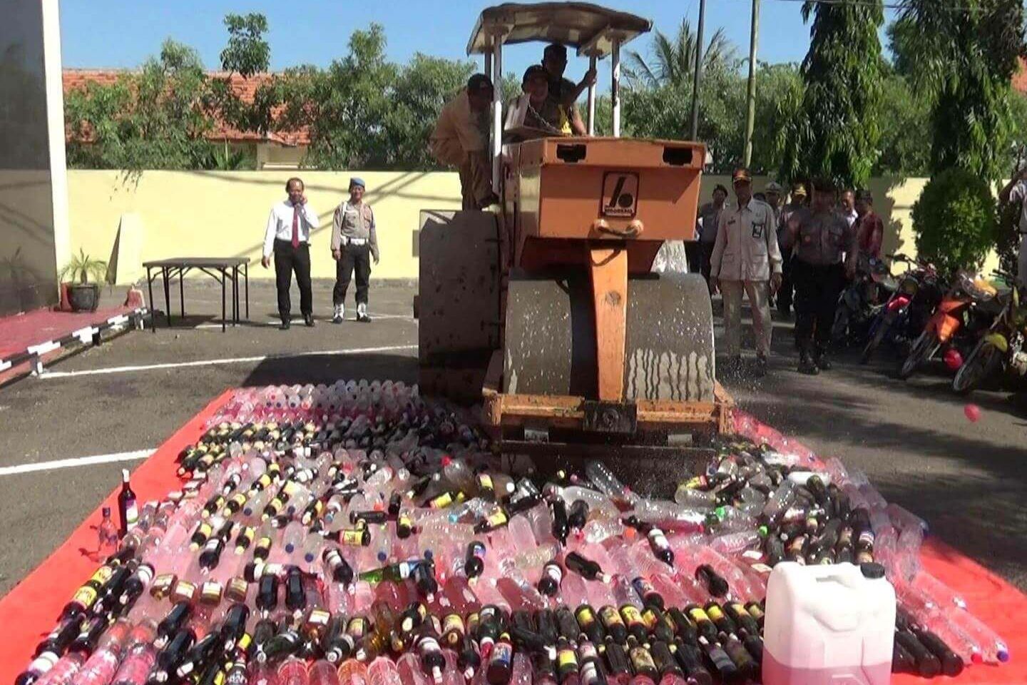 Polres Probolinggo Musnahkan Ribuan Botol Miras dan Pil Setan