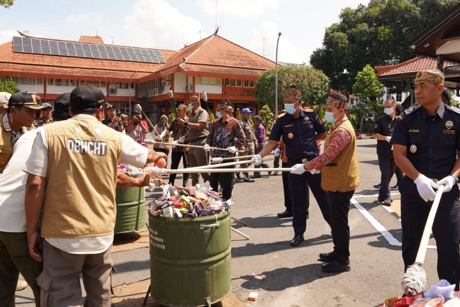 Momentum HUT Mojokerto, Pemkab Musnahkan Rokok Ilegal Rp16,6 Miliar