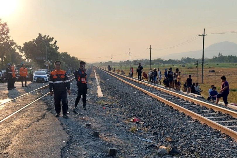 KA Logawa Tertabrak Truk, Sejumlah Perjalanan Kereta Terlambat