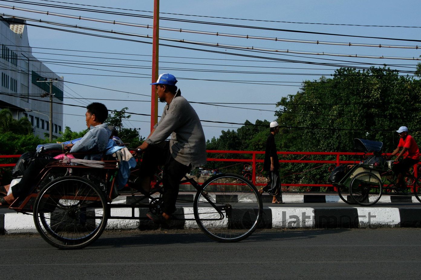 Pemkot Angkat Kemiskinan Penarik Becak