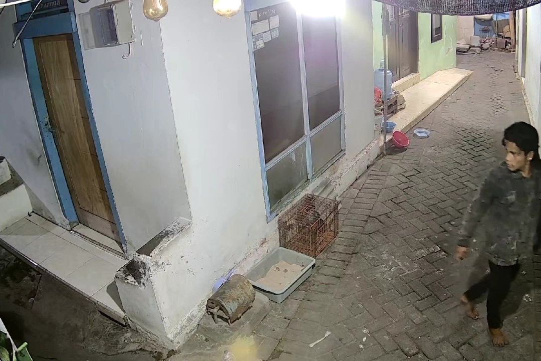 Pencuri Rumah Terekam CCTV di Probolinggo, Lansia Kehilangan Ponsel dan Dokumen Penting