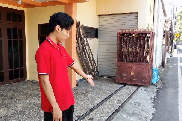 Terekam CCTV, Dua Maling Gasak Motor Pelanggan di Toko Roti Chi2 dalam Waktu Tiga Menit