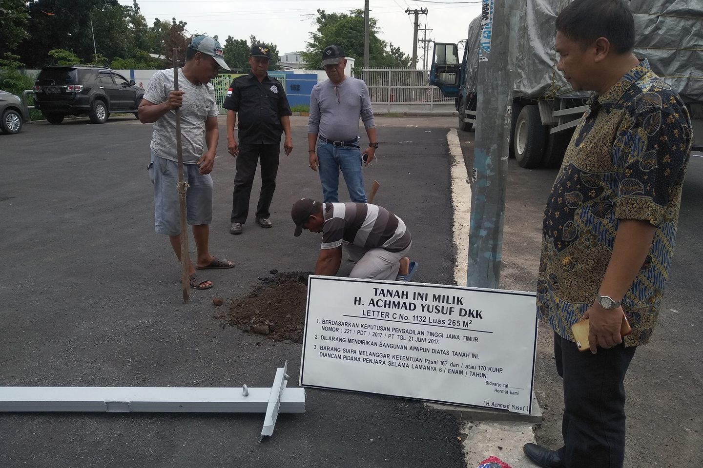 Lima Warga Pasang Plakat di Tanah Sengketa