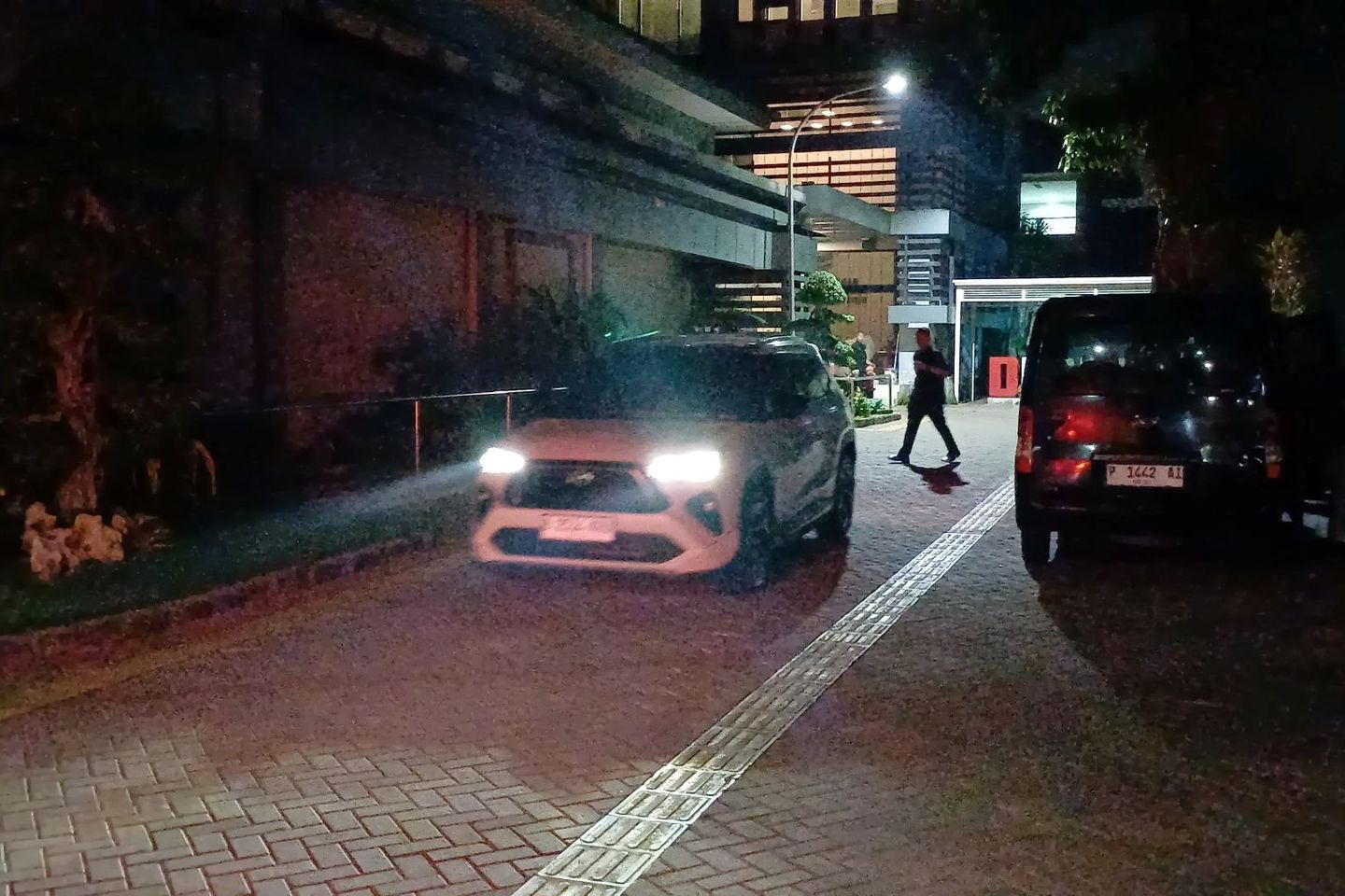 7 Jam Geledah Kantor Dinas ESDM Jatim, Kejati Jatim Amankan 4 Kontainer Boks