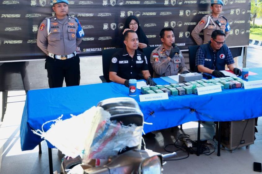 Disimpan di Vespa, 10,8 Kg Ganja Disita Polisi Gresik
