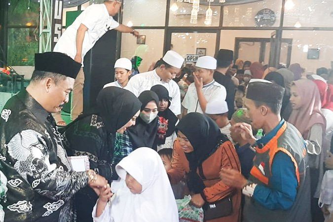 Pengusaha Kafe di Gresik Sueb Abdullah Santuni Ratusan Anak Yatim