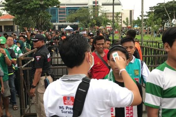 Cek Suhu Tubuh Diberlakukan Jelang Pertandingan Persebaya Melawan Persipura