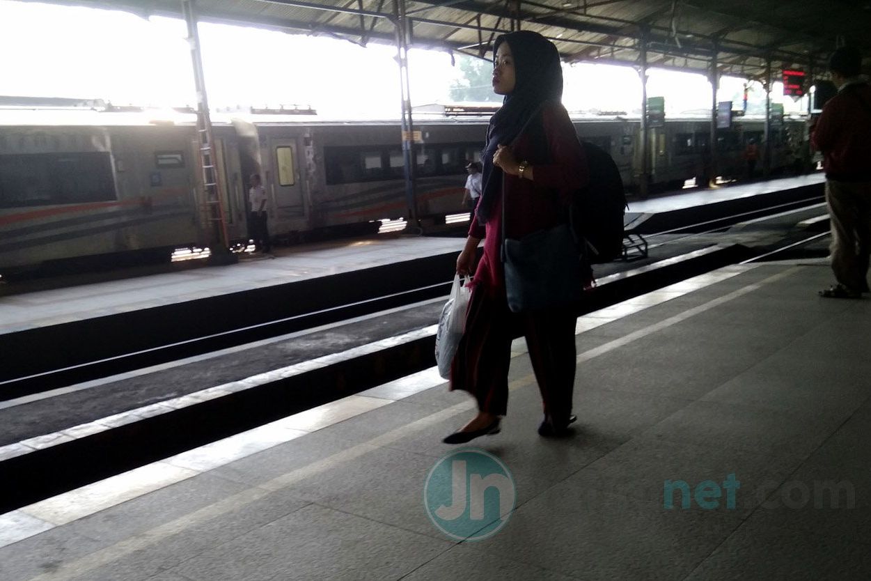 Kereta Jurusan Jatim Terlambat Dampak Banjir Jakarta