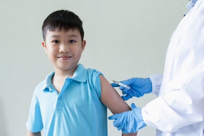 Anak Baru Divaksin dan Alami Demam, Ini Penyebab Juga Cara Mengatasinya