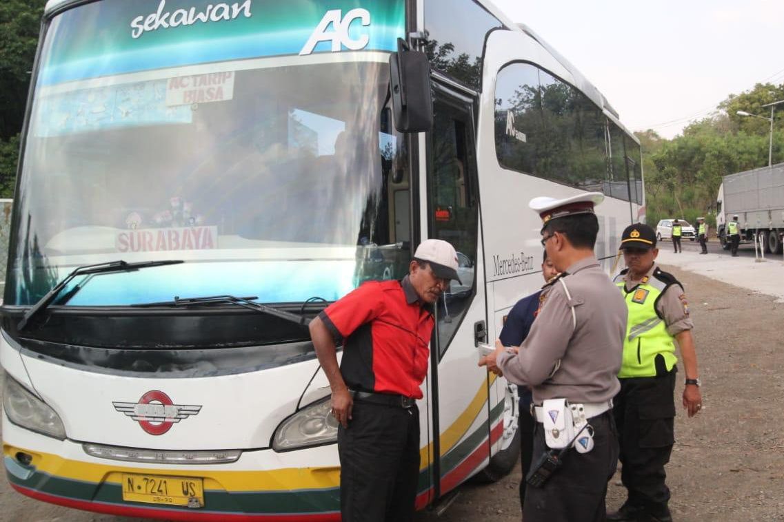 Polres Probolinggo Lakukan Penyekatan Bersama Kodim 0820