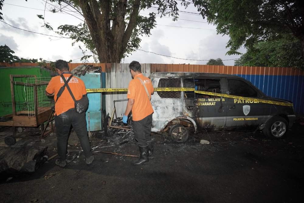 Mobil Patroli Polsek Tambaksari Diduga Dibakar Orang Tidak Dikenal