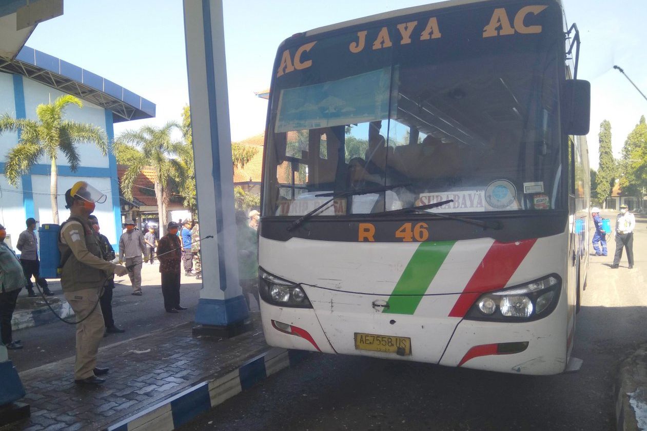 Pemkab Madiun Semprotkan Disinfektan di Ruang Publik