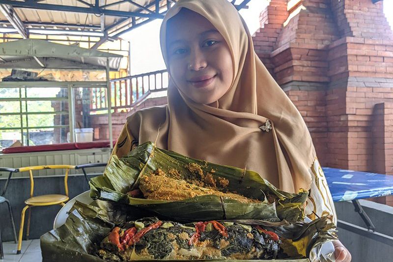 Cipta Rasa, Siswi SMK PGRI Sooko Bikin Olahan Pepes Bandeng Daun Singkong-Kates