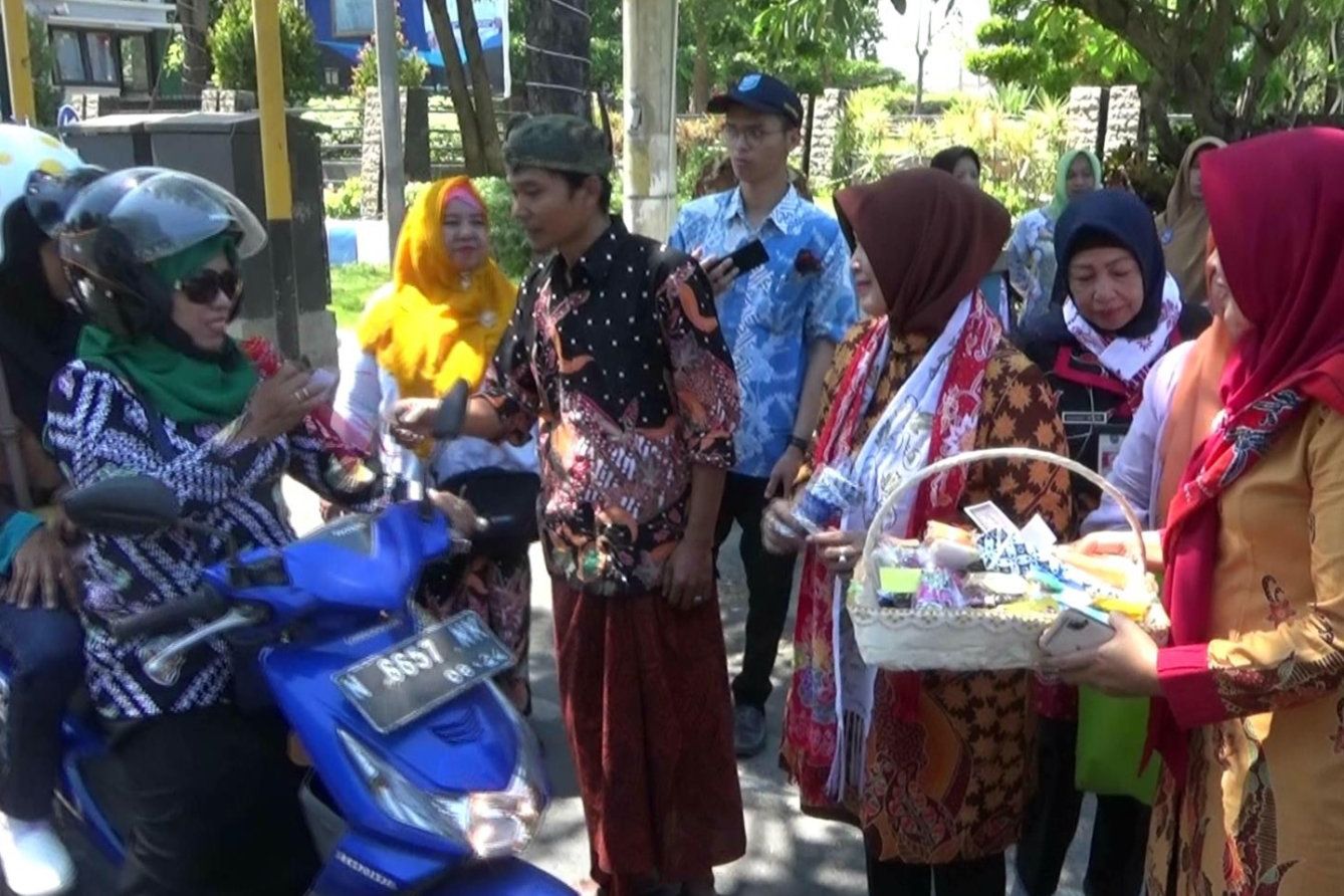 Perajin Probolinggo Bagi-bagi Batik kepada Pengguna Jalan di Pantura