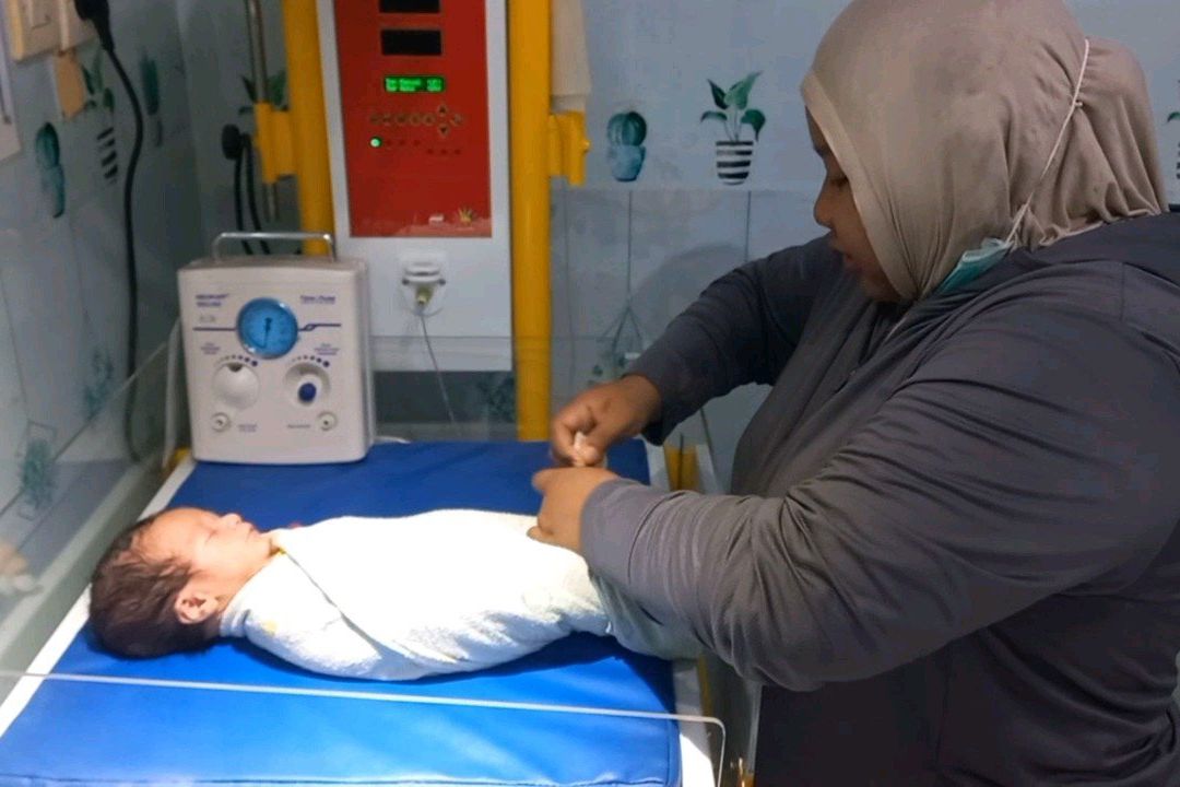 Bayi Ditemukan dalam Laci Rombong Pentol, Polisi Buru Orang Tuanya