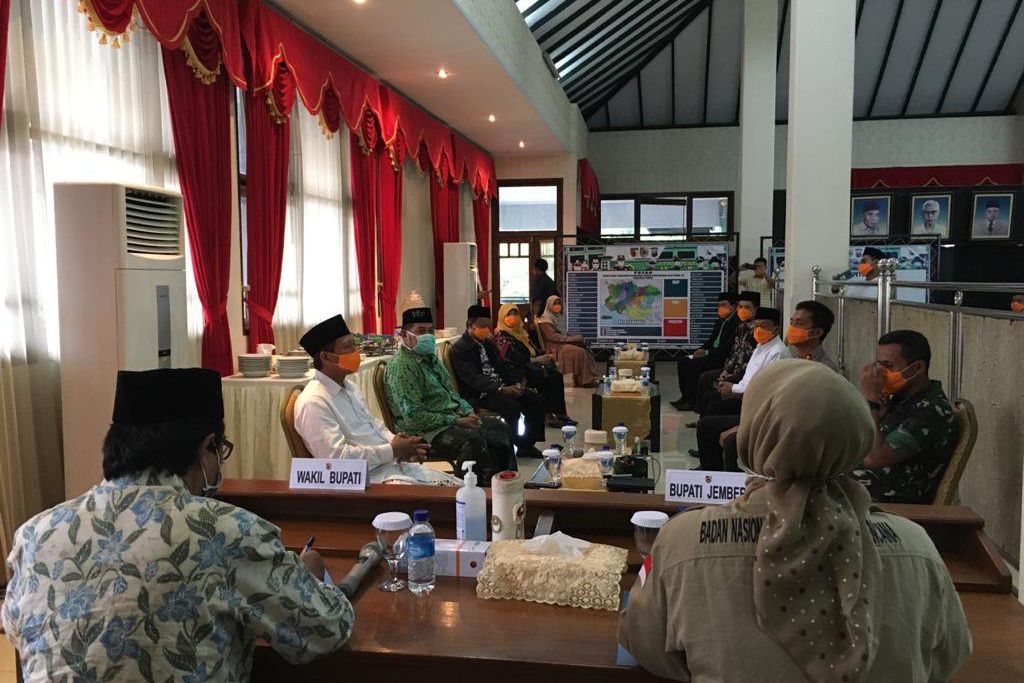 MUI Jember Tetapkan Salat Jumat Berjarak 1 Meter atau Duhur di Rumah