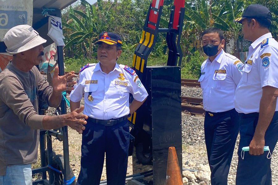Cegah Kecelakaan, Dishub Lamongan Pasang Dua Palang Pintu Perlintasan Kereta Api