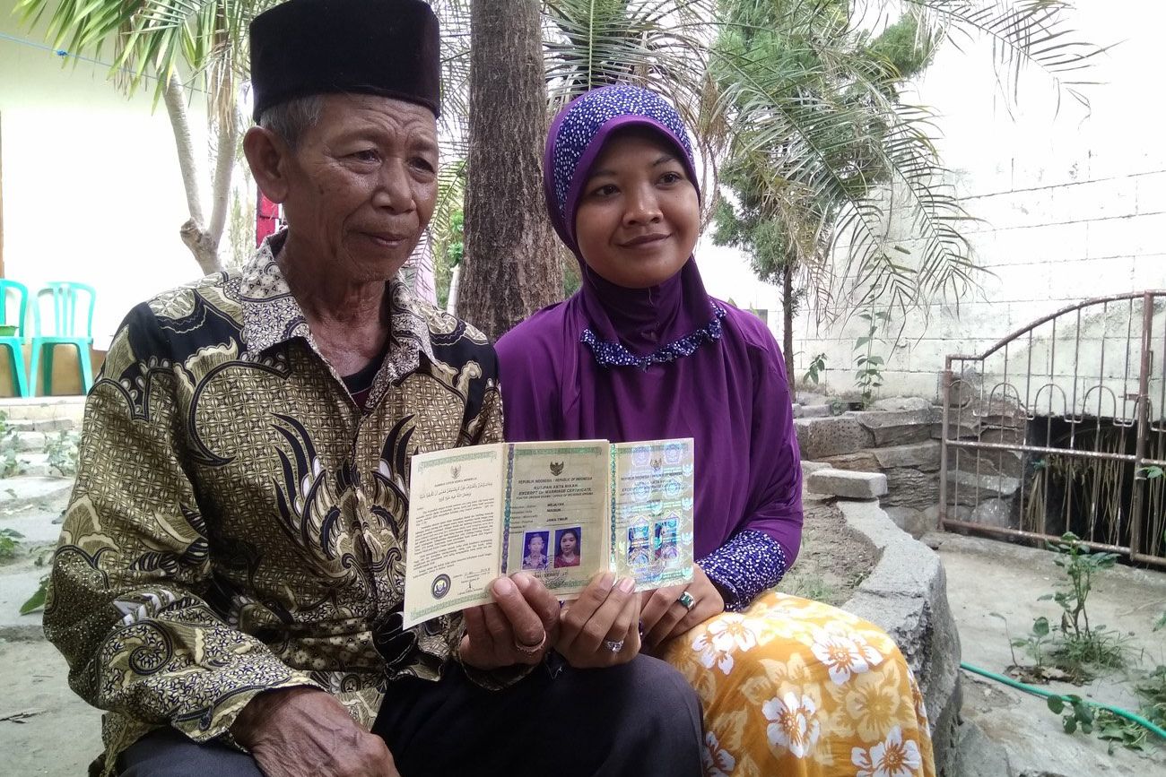 Bertemu di Hutan, Pasangan Beda 41 Tahun Resmi Menikah