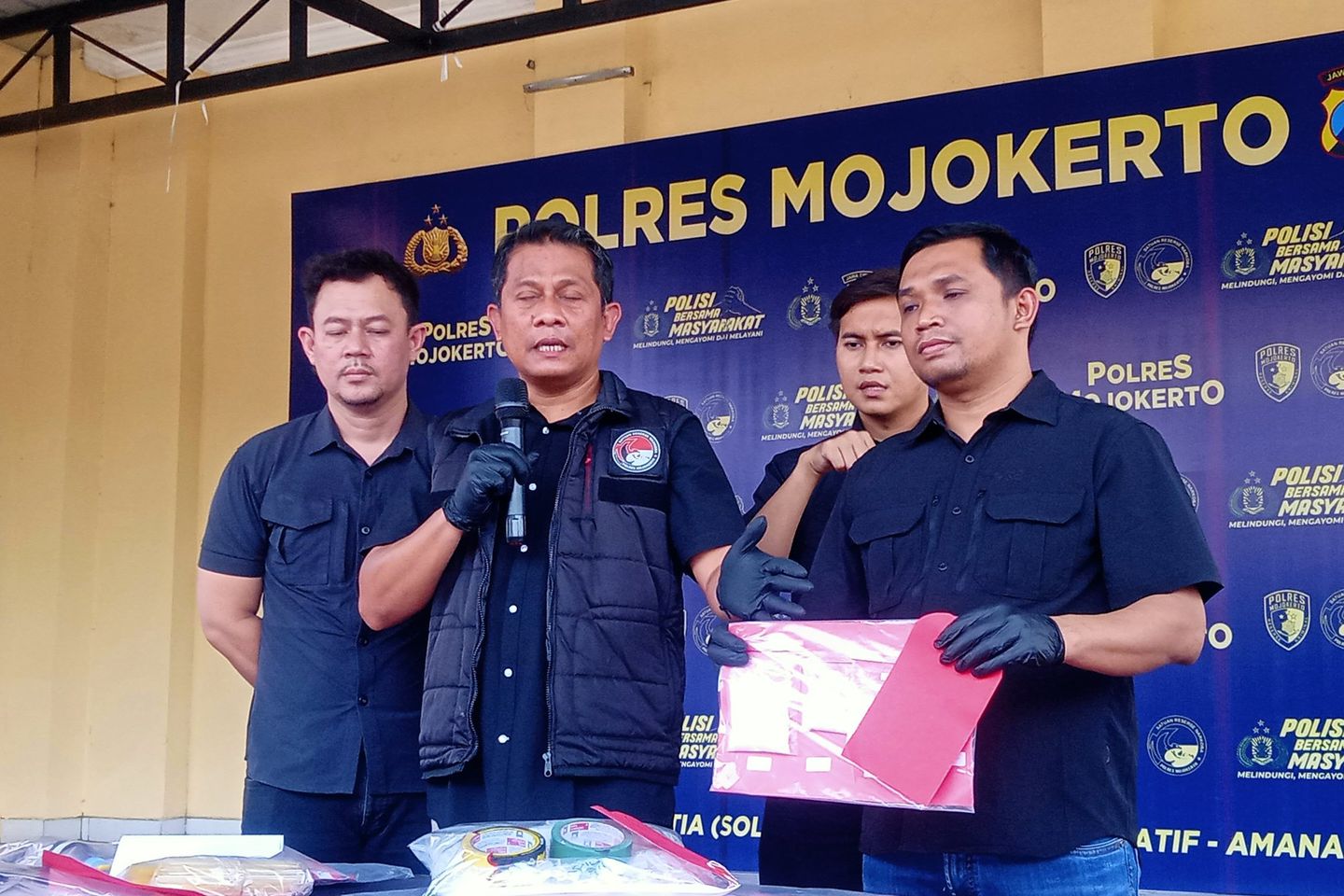 Lima Tersangka Peredaran 250 Gram Sabu Ditangkap di Mojokerto