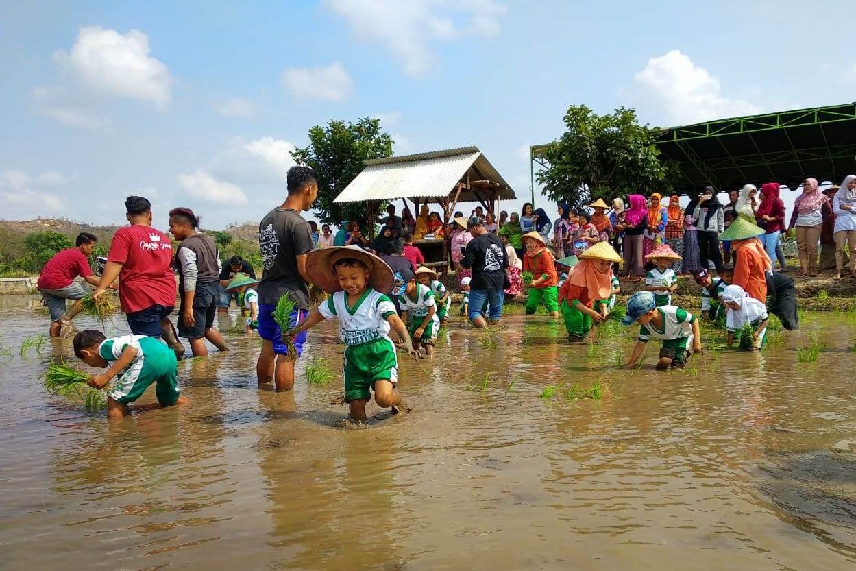 Siswa TK di Blitar Dikenalkan Cara Bercocok Tanam