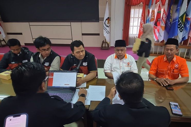 PKS Jatim Tuntaskan dan Serahkan Berkas Perbaikan 120 BCAD Provinsi ke KPUD