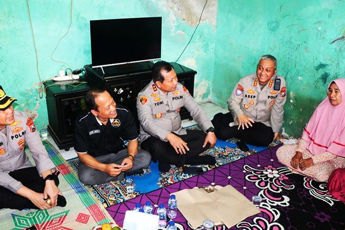 Kapolda Jatim Dengarkan Langsung Curhatan warga Desa Sukorejo Gresik
