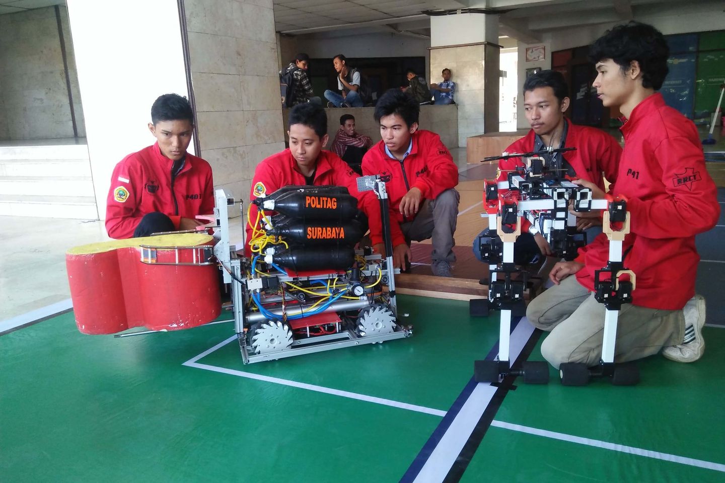 Robot Bikinan Mahasiswa Untag Surabaya Juara Kontes Robot Indonesia